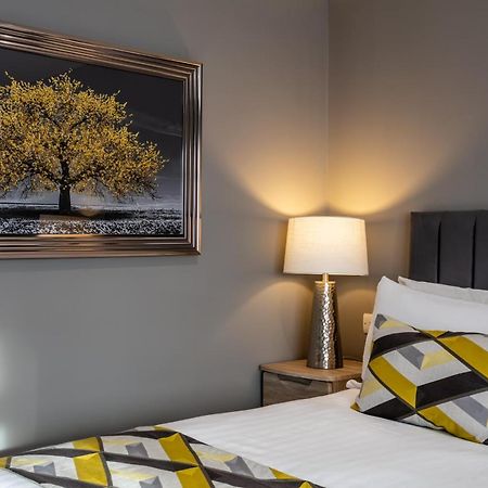 Roydon Marina Village Hotel Екстер'єр фото