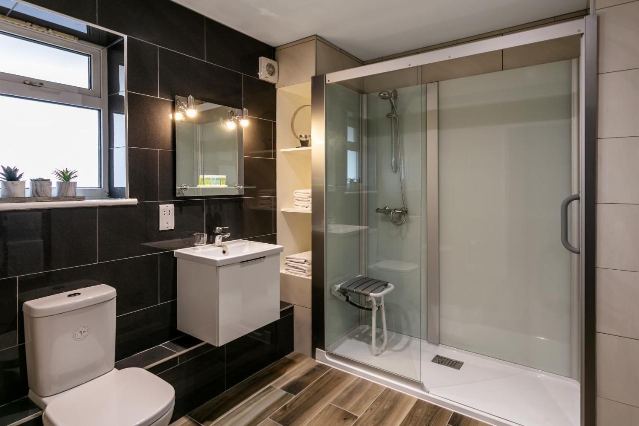Roydon Marina Village Hotel Екстер'єр фото