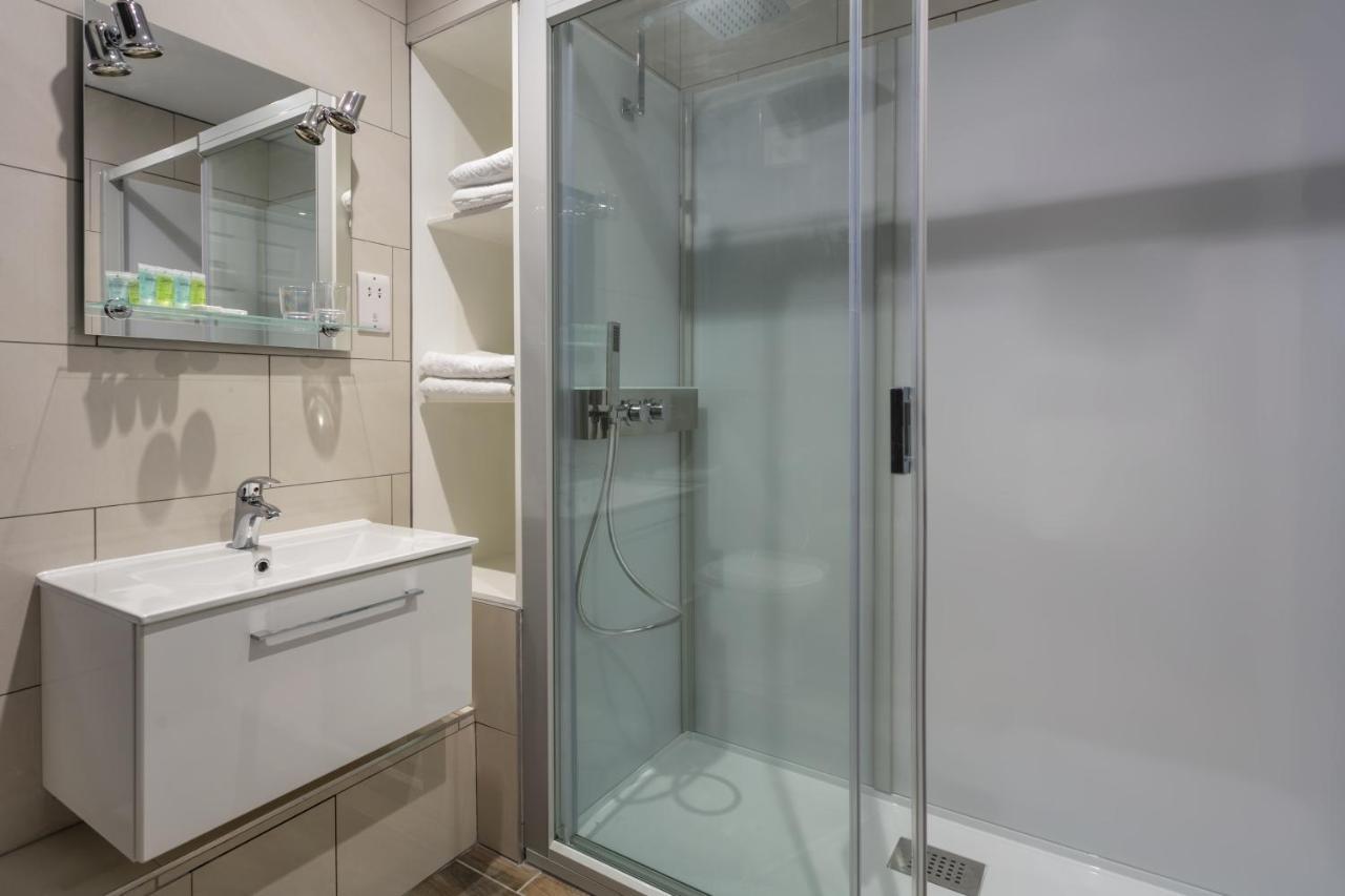 Roydon Marina Village Hotel Екстер'єр фото