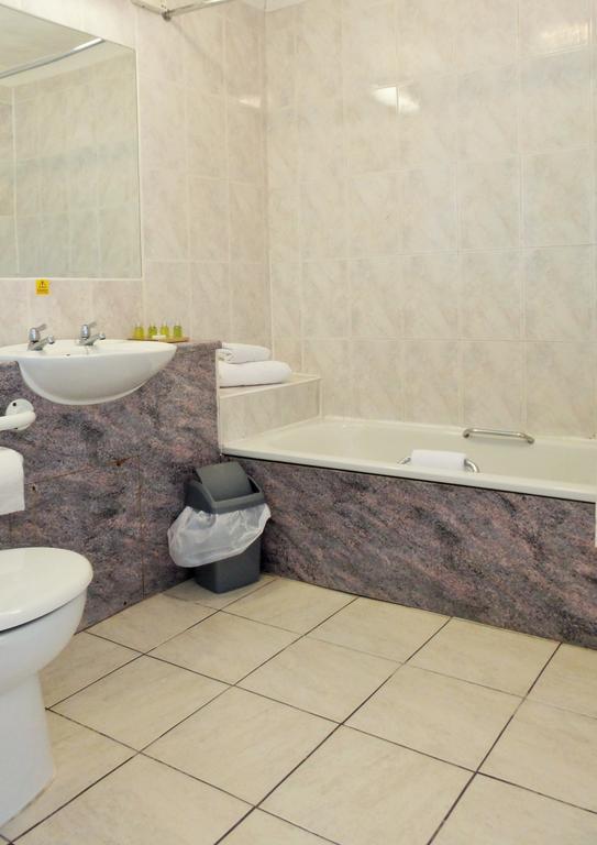 Roydon Marina Village Hotel Екстер'єр фото