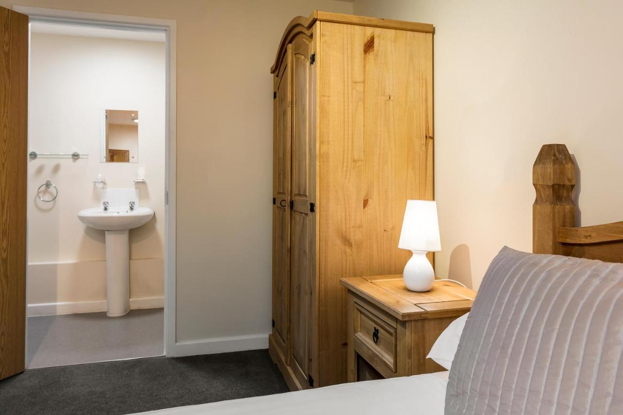 Roydon Marina Village Hotel Екстер'єр фото