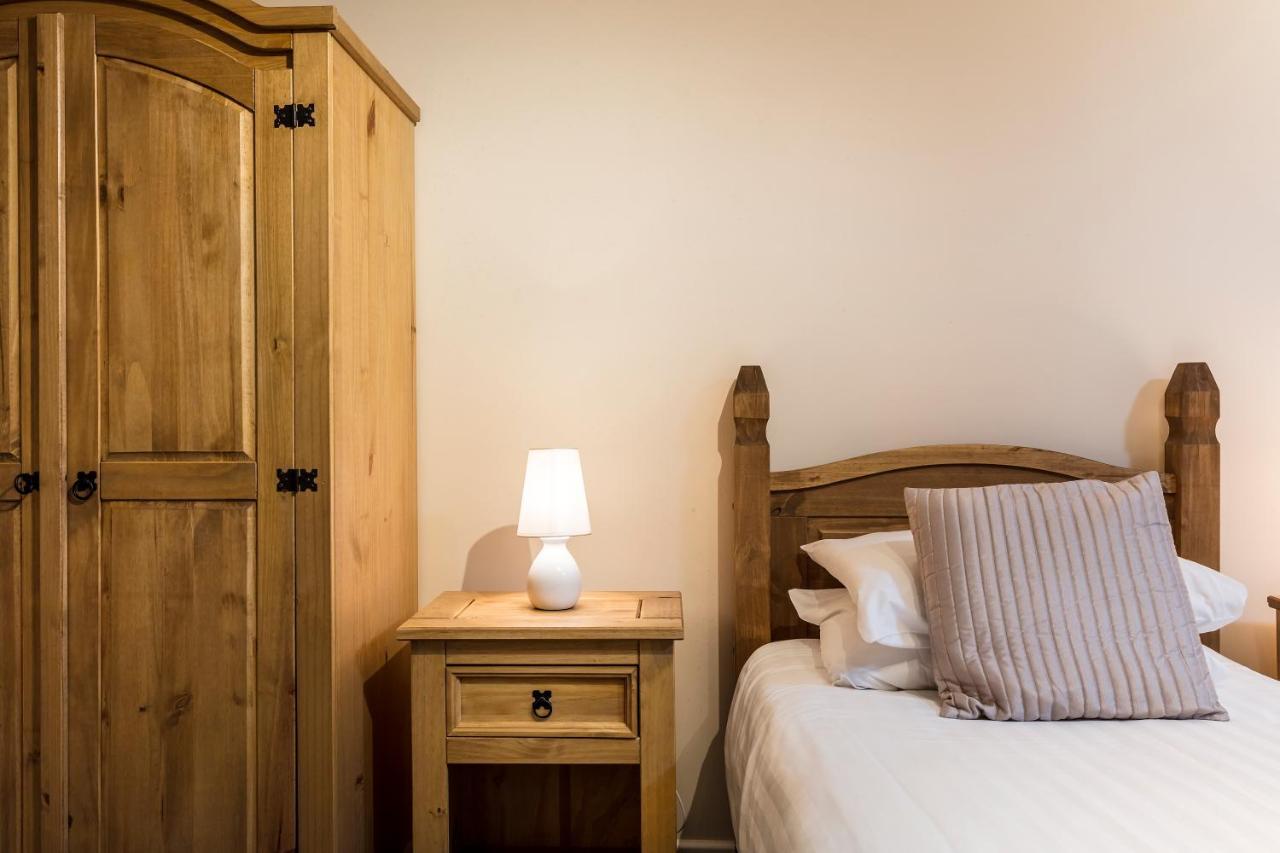Roydon Marina Village Hotel Екстер'єр фото