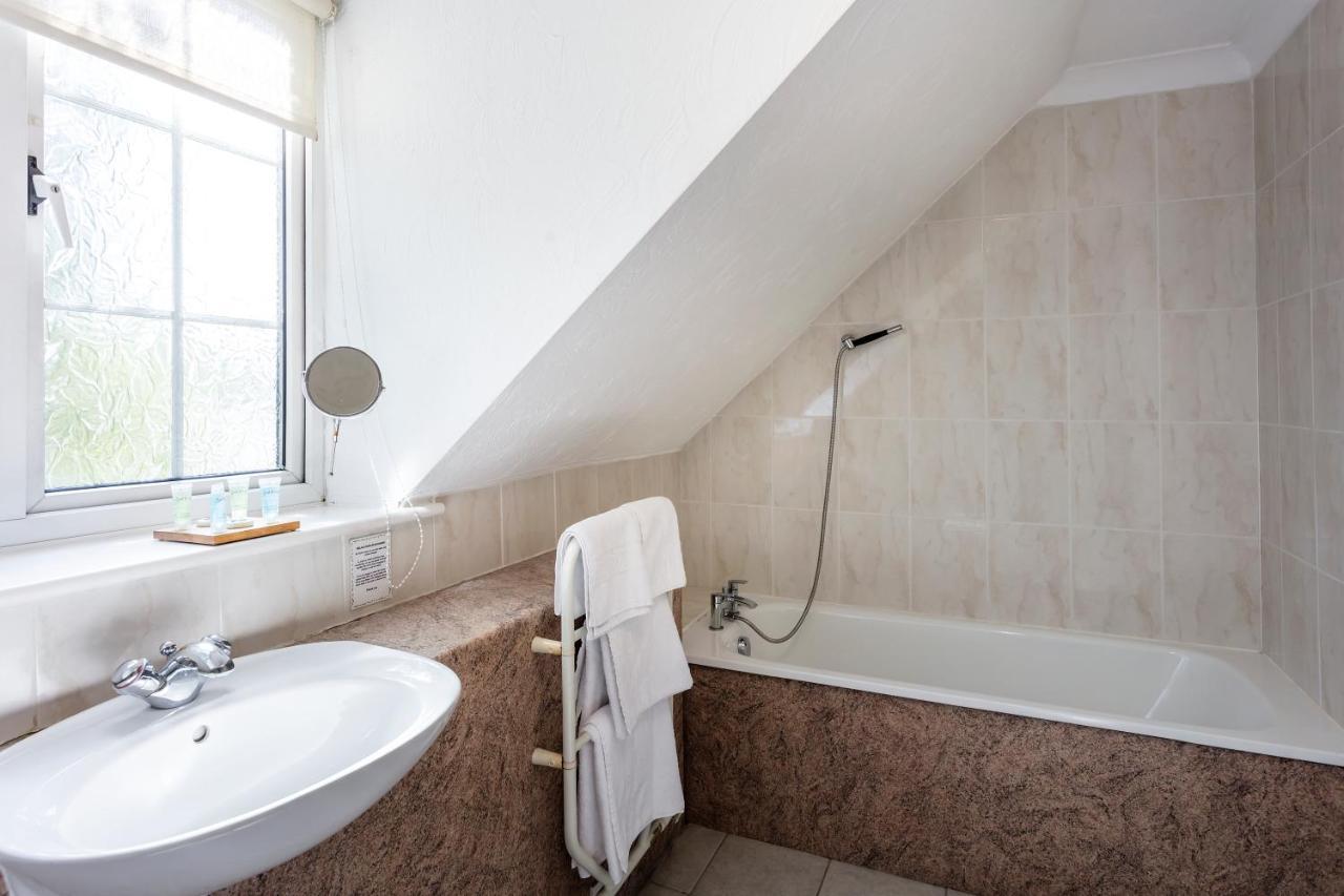 Roydon Marina Village Hotel Екстер'єр фото