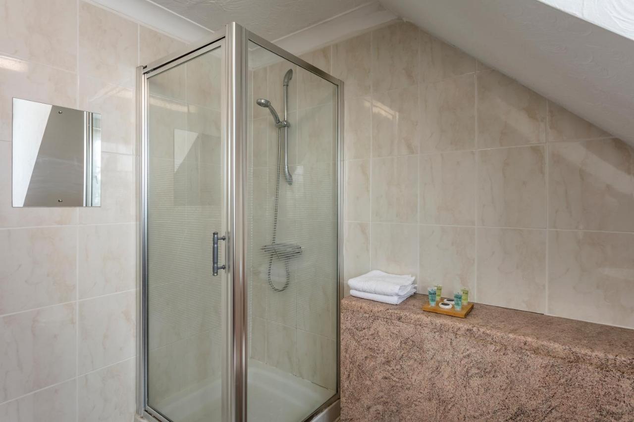 Roydon Marina Village Hotel Екстер'єр фото