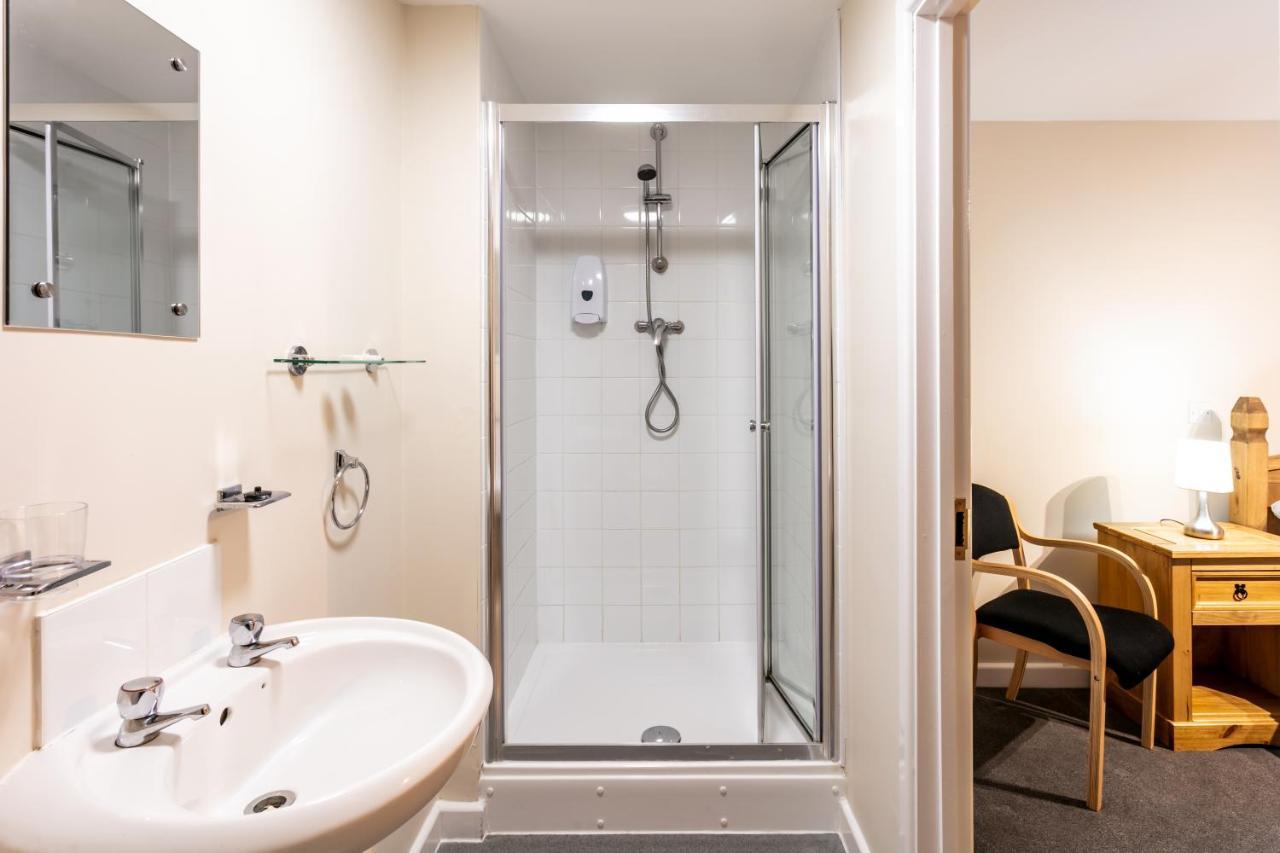 Roydon Marina Village Hotel Екстер'єр фото