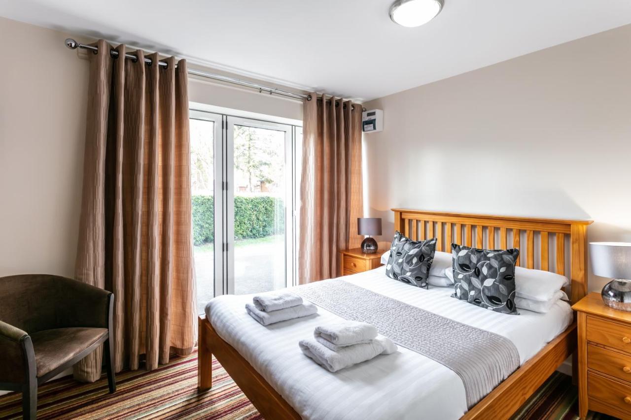 Roydon Marina Village Hotel Екстер'єр фото