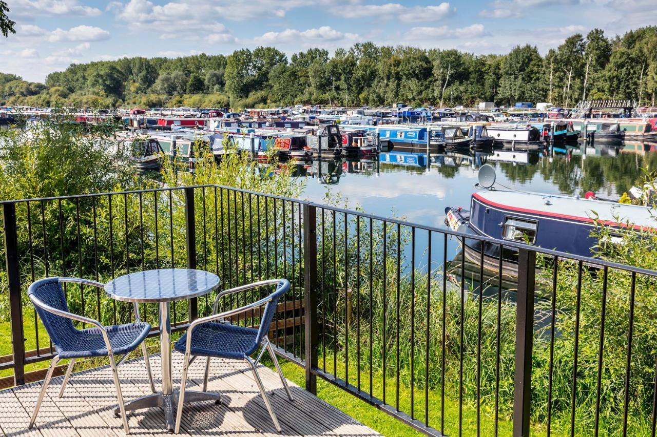 Roydon Marina Village Hotel Екстер'єр фото