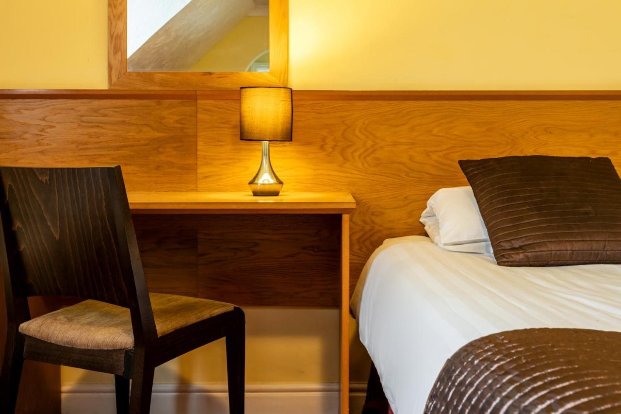Roydon Marina Village Hotel Екстер'єр фото