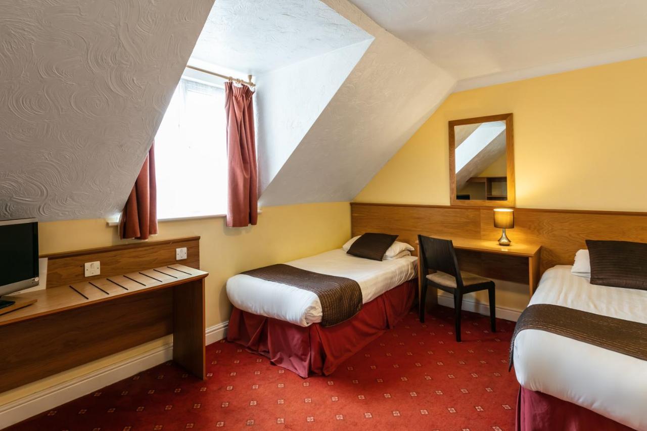 Roydon Marina Village Hotel Екстер'єр фото