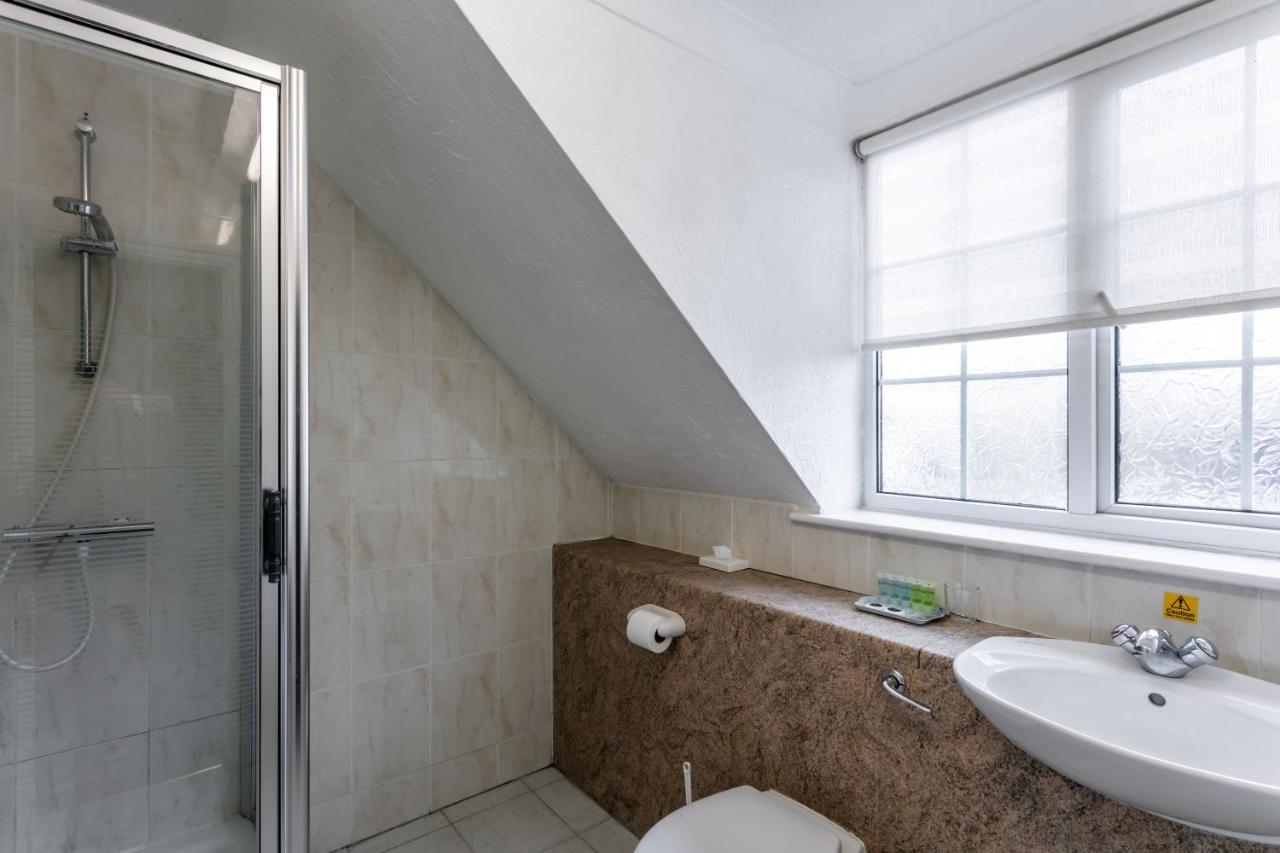 Roydon Marina Village Hotel Екстер'єр фото