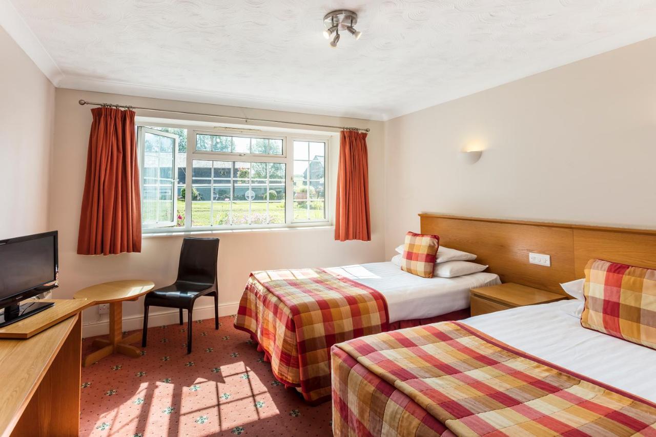 Roydon Marina Village Hotel Екстер'єр фото