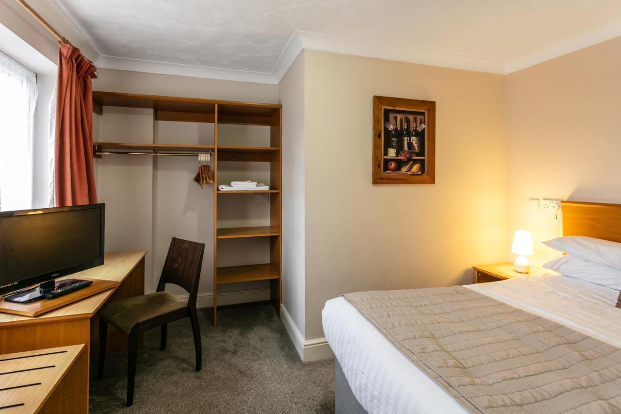 Roydon Marina Village Hotel Екстер'єр фото