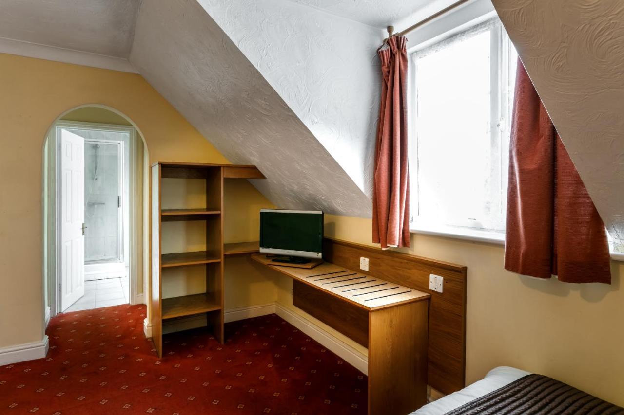 Roydon Marina Village Hotel Екстер'єр фото
