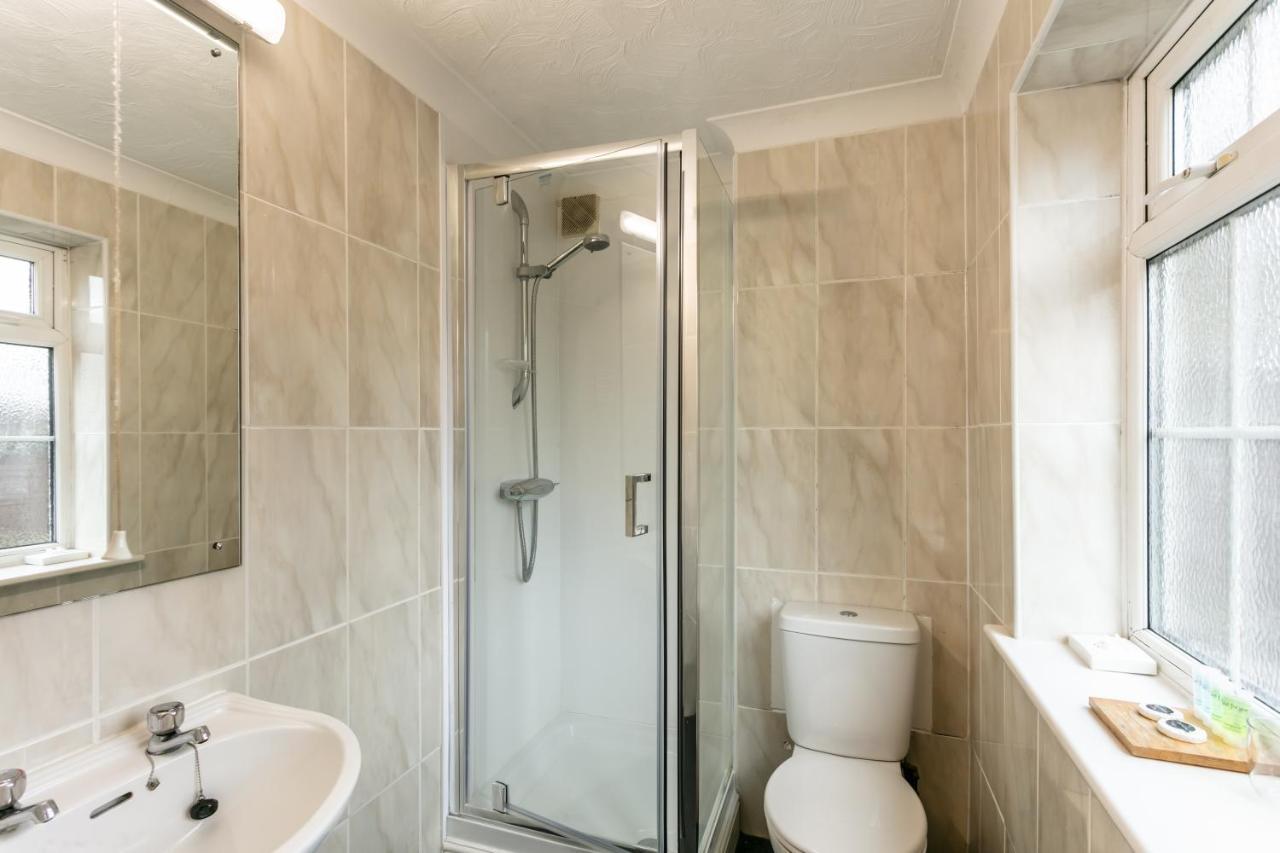 Roydon Marina Village Hotel Екстер'єр фото