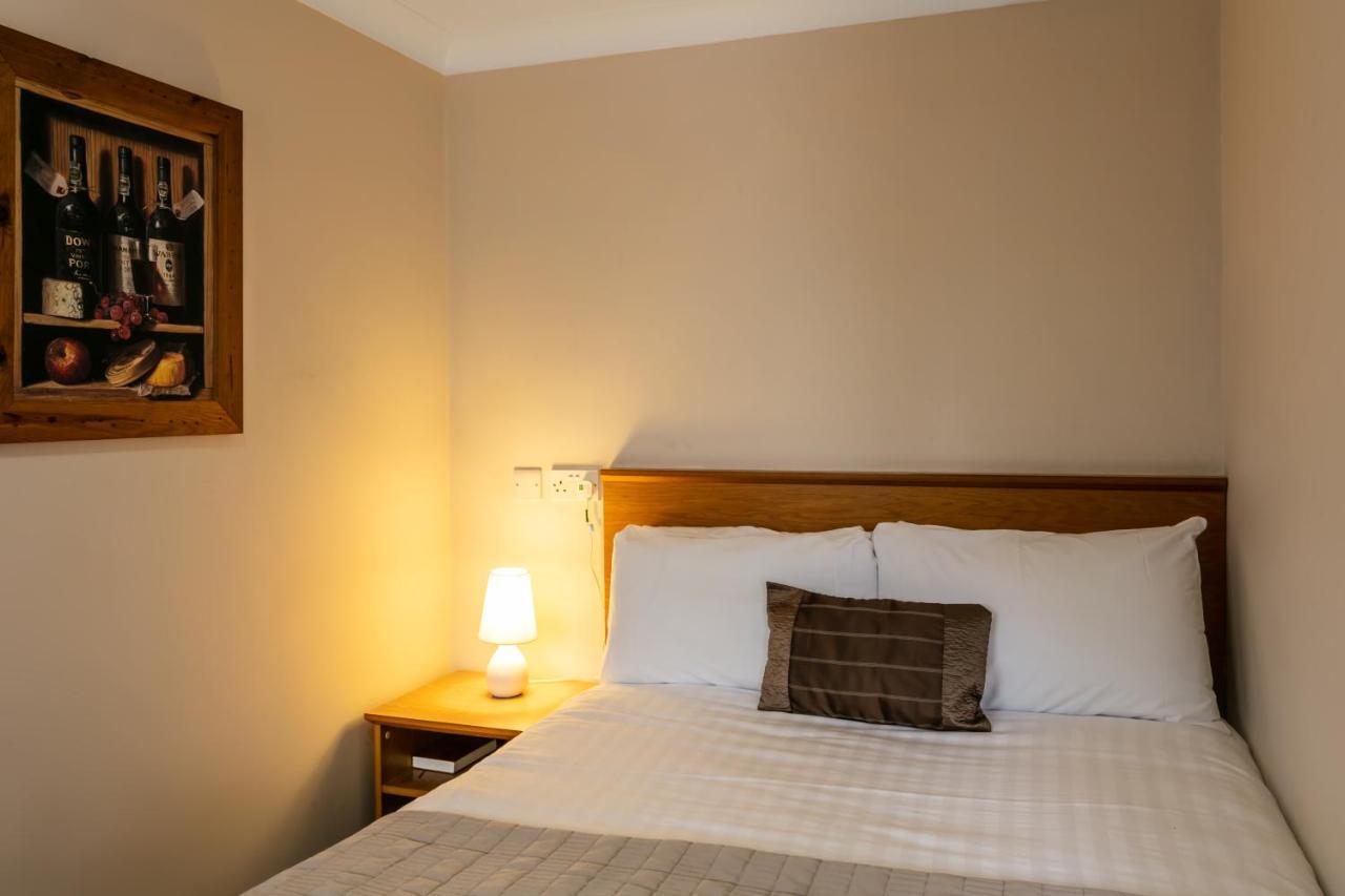 Roydon Marina Village Hotel Екстер'єр фото