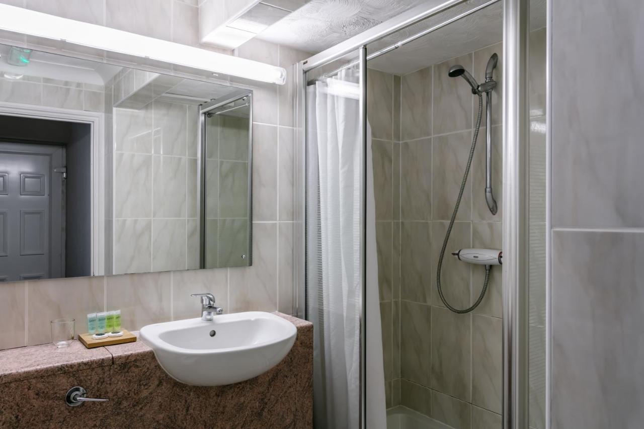 Roydon Marina Village Hotel Екстер'єр фото