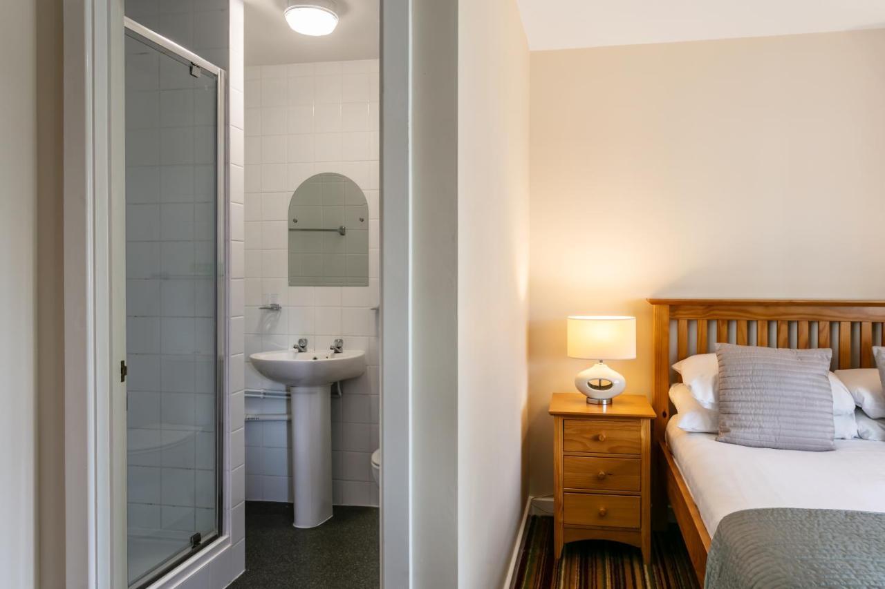Roydon Marina Village Hotel Екстер'єр фото