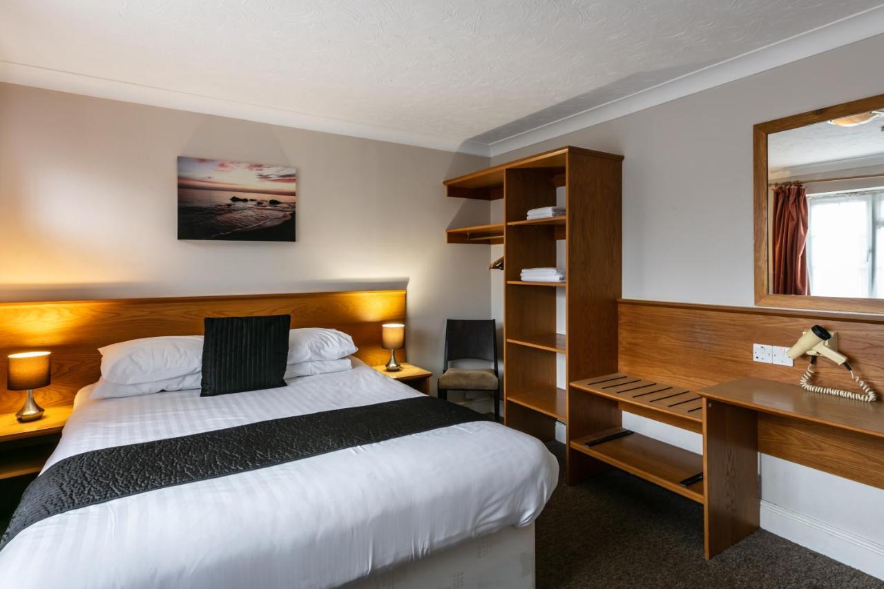 Roydon Marina Village Hotel Екстер'єр фото
