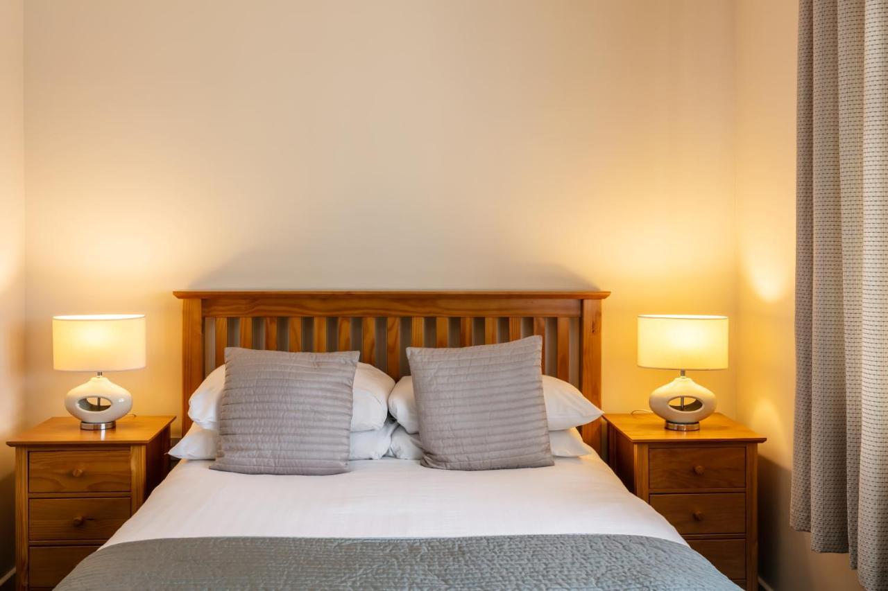 Roydon Marina Village Hotel Екстер'єр фото