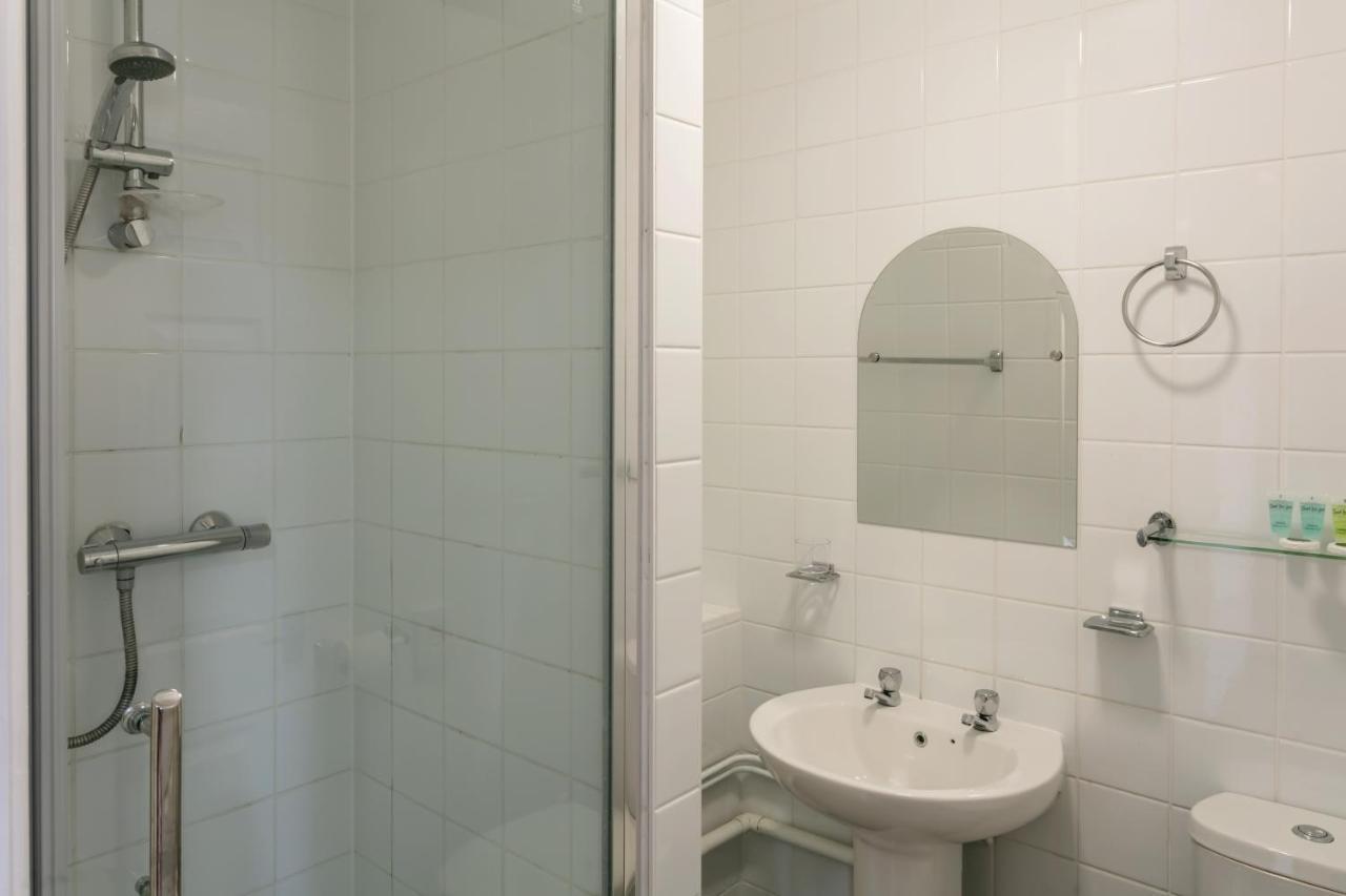 Roydon Marina Village Hotel Екстер'єр фото