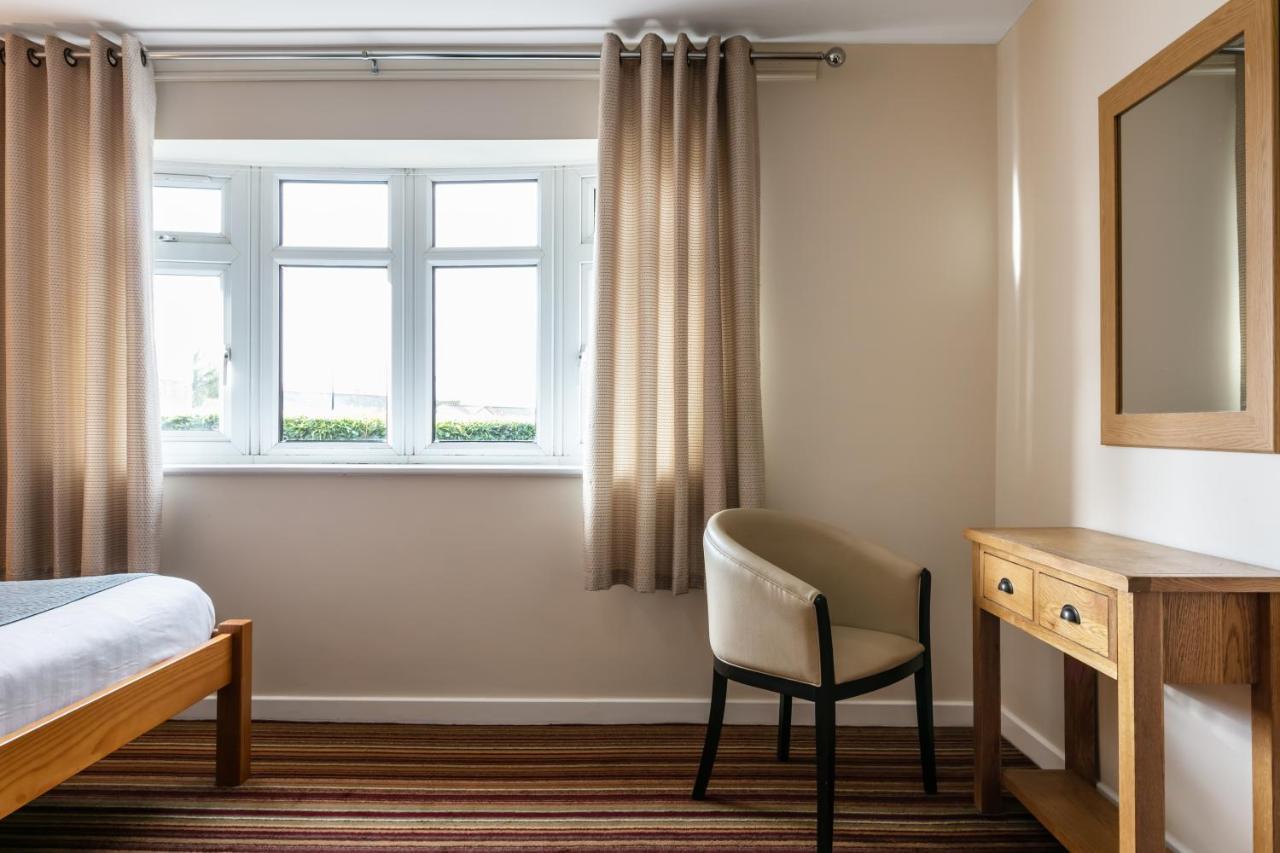 Roydon Marina Village Hotel Екстер'єр фото