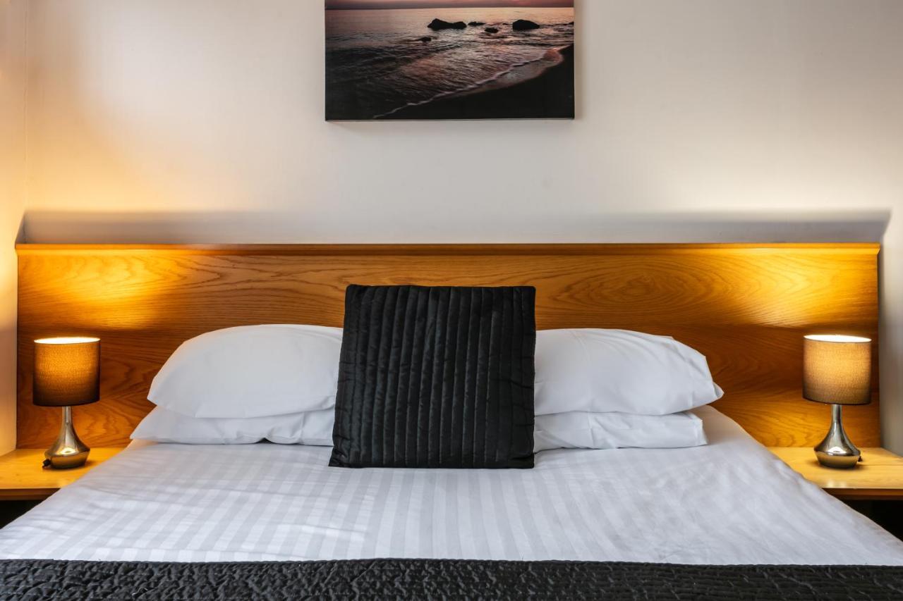 Roydon Marina Village Hotel Екстер'єр фото