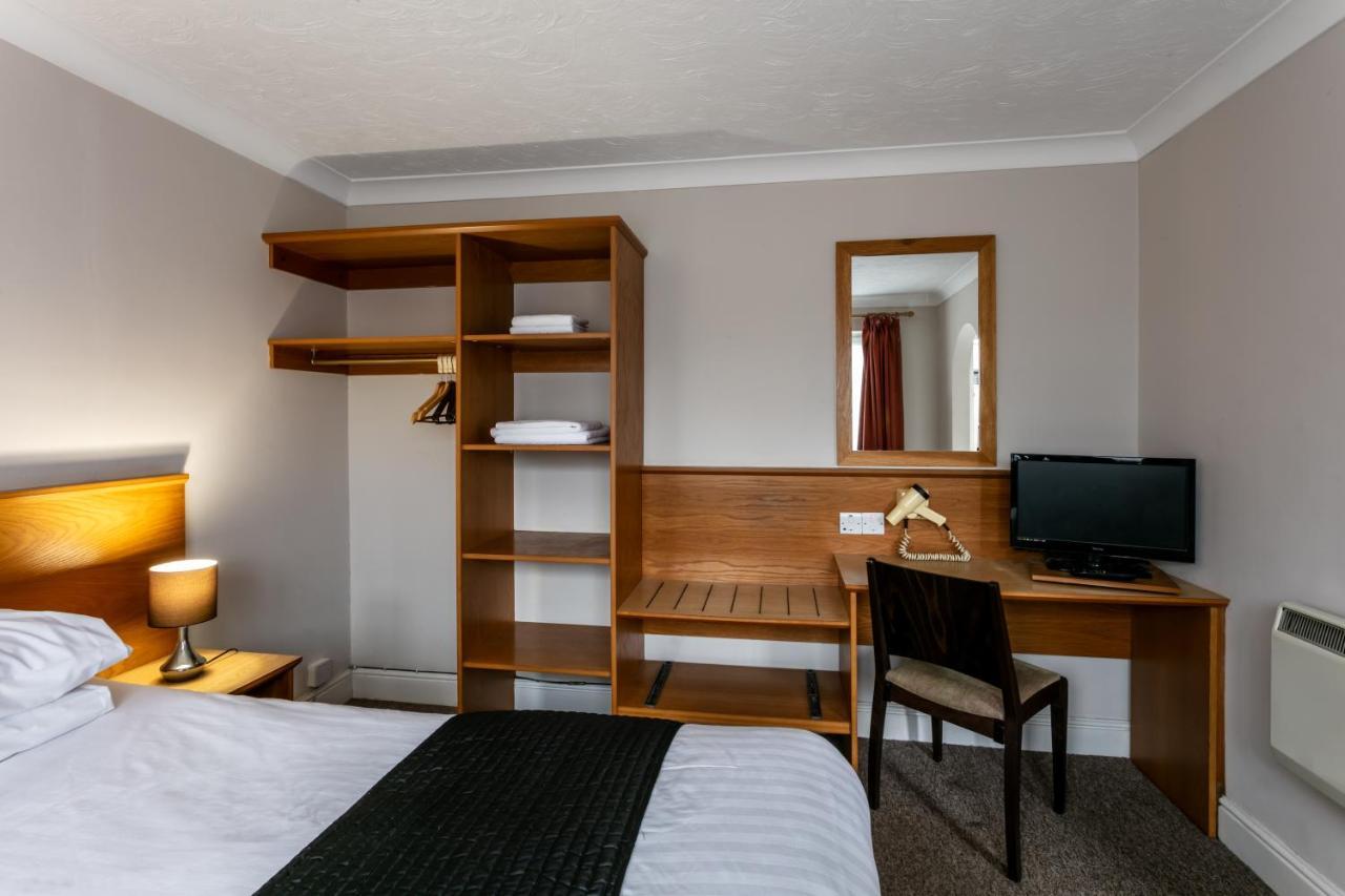 Roydon Marina Village Hotel Екстер'єр фото