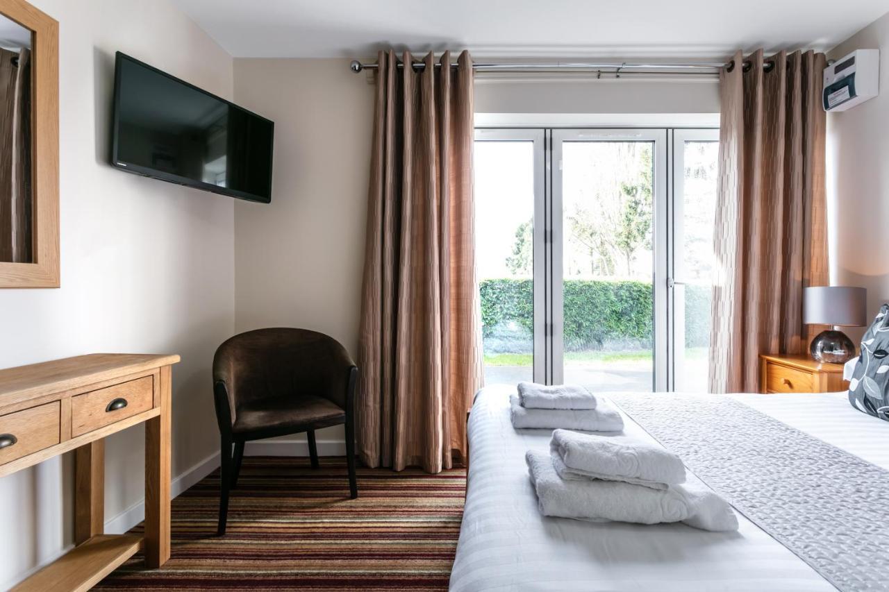 Roydon Marina Village Hotel Екстер'єр фото