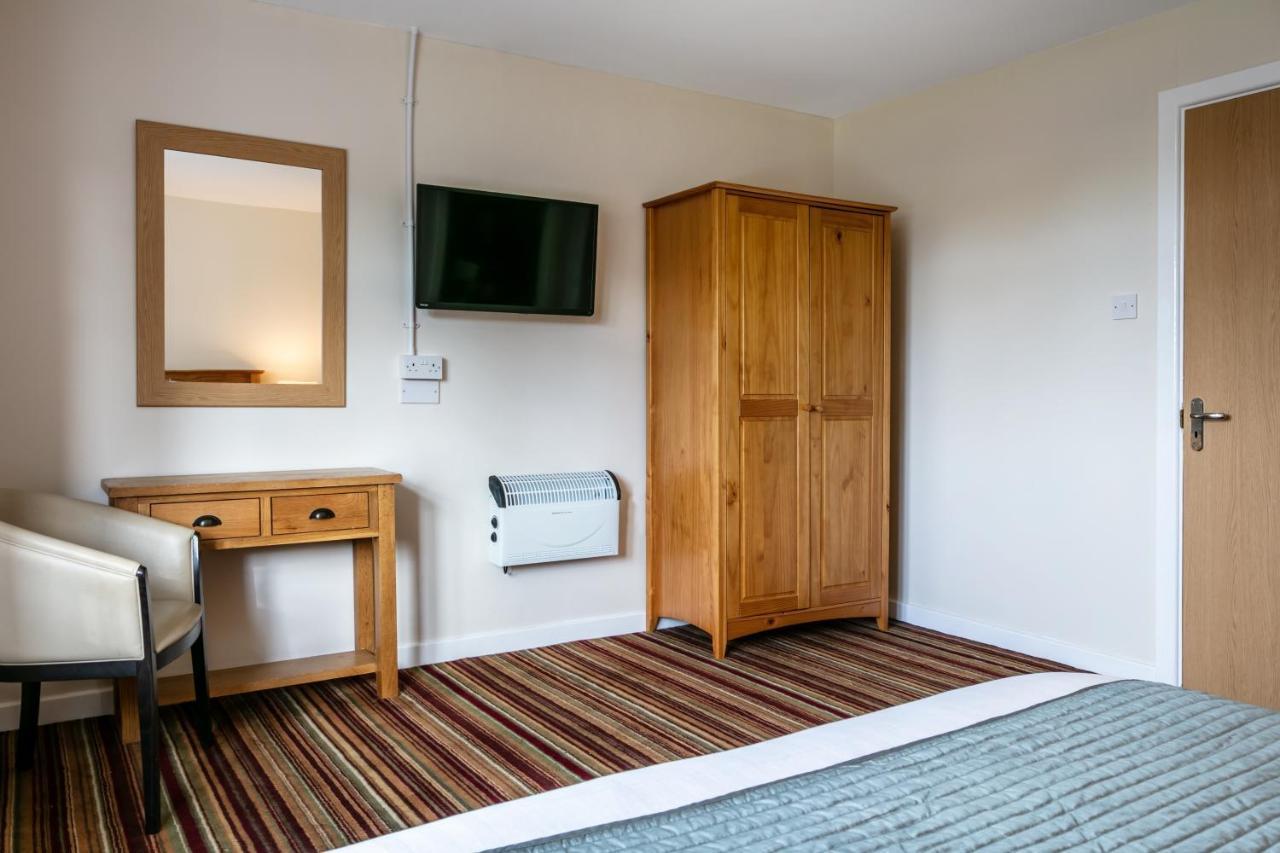 Roydon Marina Village Hotel Екстер'єр фото